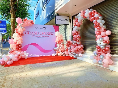 cong-bong-bong-va-backdrop-khai-truong-cua-hang-quan-ao-phan-rang