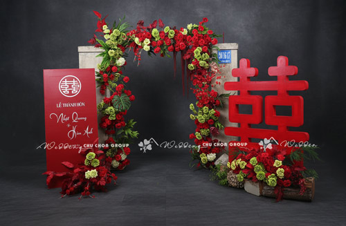 cong-hoa-cuoi-tone-do-doc-la