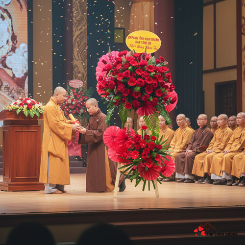 canh-trao-bang-tot-nghiep-khoa-tu-phat